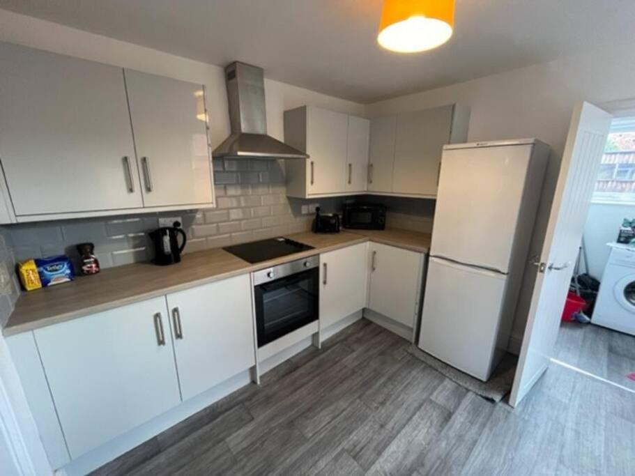 Amazing 8 Person 4 Bedroom And 2 Bathroom Mega House! Kingston upon Hull Eksteriør bilde