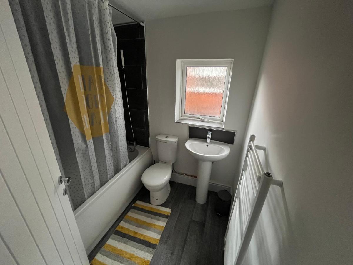 Amazing 8 Person 4 Bedroom And 2 Bathroom Mega House! Kingston upon Hull Eksteriør bilde