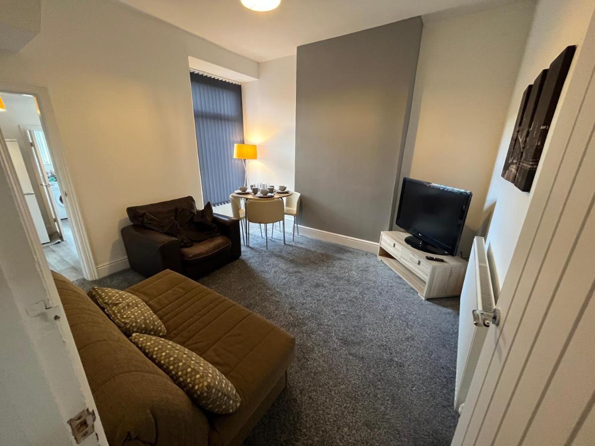 Amazing 8 Person 4 Bedroom And 2 Bathroom Mega House! Kingston upon Hull Eksteriør bilde