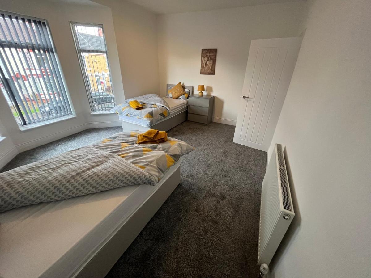 Amazing 8 Person 4 Bedroom And 2 Bathroom Mega House! Kingston upon Hull Eksteriør bilde