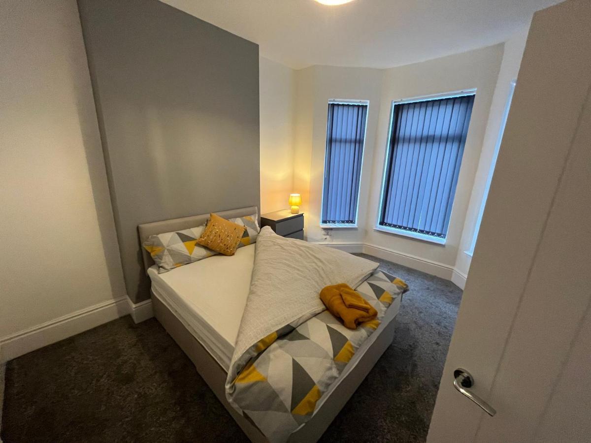 Amazing 8 Person 4 Bedroom And 2 Bathroom Mega House! Kingston upon Hull Eksteriør bilde